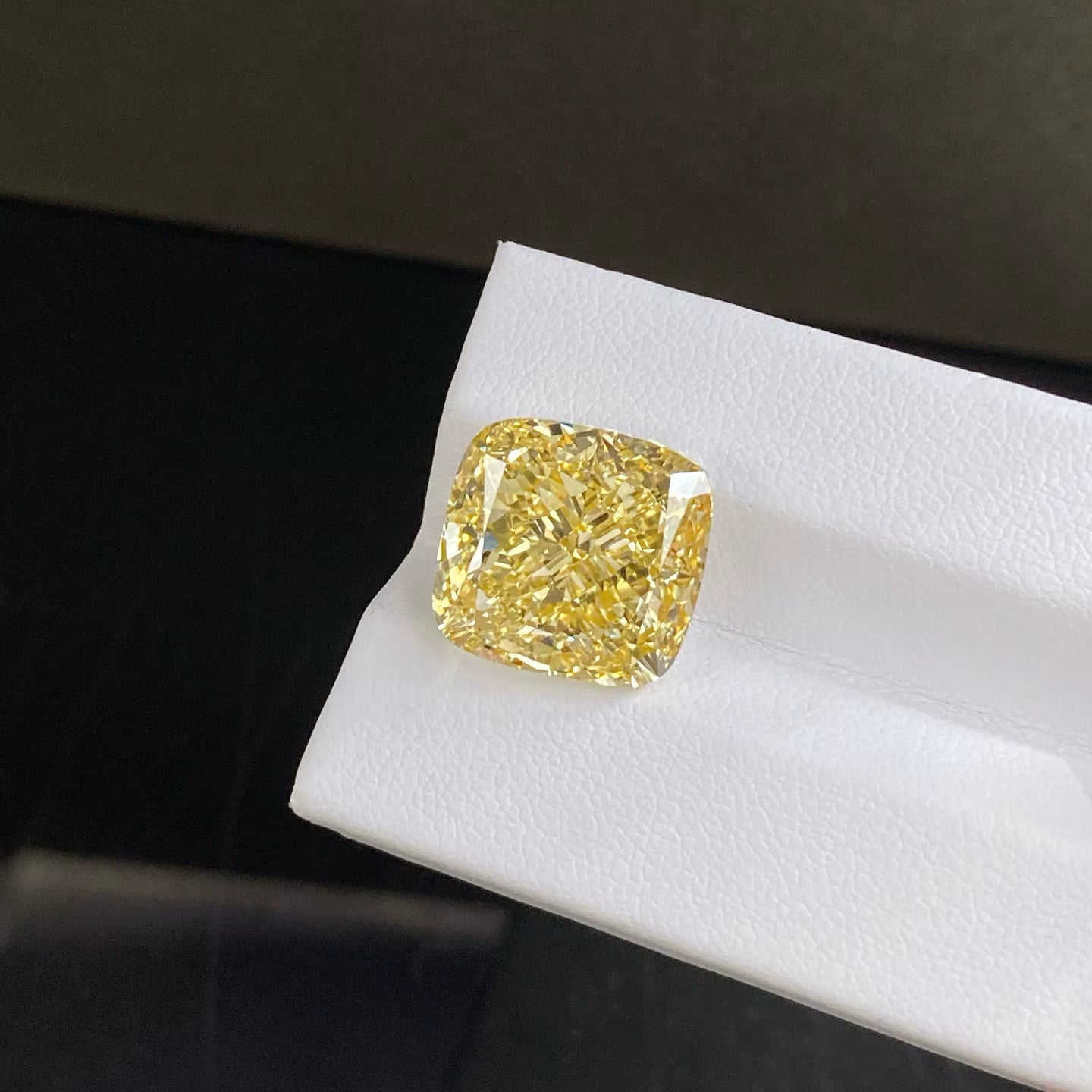 FANCY VIVID YELLOW LAB GROWN DIAMONDS | 1CT - 10CT | IGI CERTIFIED